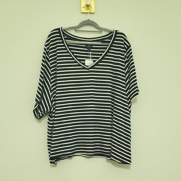 Plus Size NWT Women's Boxy Top 4X Black White Striped V-neck Casual Relaxed New - Picture 1 of 11